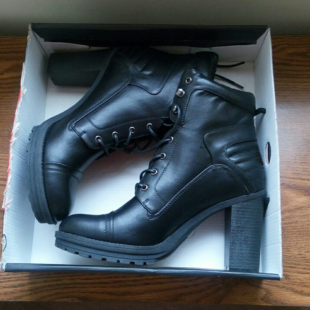 Guess GYGY Booties size US11M.